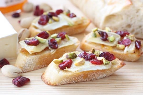 Кростини - эта итальянская закуска, в ее основе всегда выступает кусочек хлеба - поджаренного или подсушенного. В традиционном варианте его натирают чесноком и сбрызгивают оливковым маслом, а сверху кладут, например, обжаренные мелконарезанные помидоры, м Кростини - эта итальянская закуска, в ее основе всегда выступает кусочек хлеба - поджаренного или подсушенного. В традиционном варианте его натирают чесноком и сбрызгивают оливковым маслом, а сверху кладут, например, обжаренные мелконарезанные помидоры, м