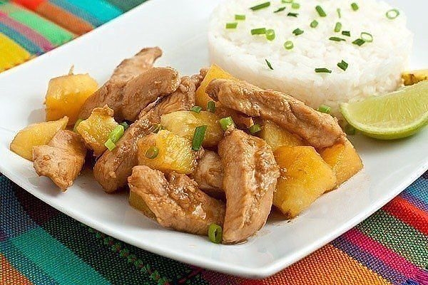 Курица с ананасами Ингредиенты: - чеснок дольки 3 шт. - перец чили 1 шт. - имбирь молотый 1 ч.л. - соль ½ ч.л. - растительное масло 60 мл - куриное филе 600 г - ананасы ½ шт. - сахар темно-коричневый 60 г - лаймы 1 шт. Приготовление: 1. Чеснок очистите, м Курица с ананасами Ингредиенты: - чеснок дольки 3 шт. - перец чили 1 шт. - имбирь молотый 1 ч.л. - соль ½ ч.л. - растительное масло 60 мл - куриное филе 600 г - ананасы ½ шт. - сахар темно-коричневый 60 г - лаймы 1 шт. Приготовление: 1. Чеснок очистите, м