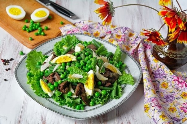 Салат с куриной печенью и горошком Салат с куриной печенью и горошком