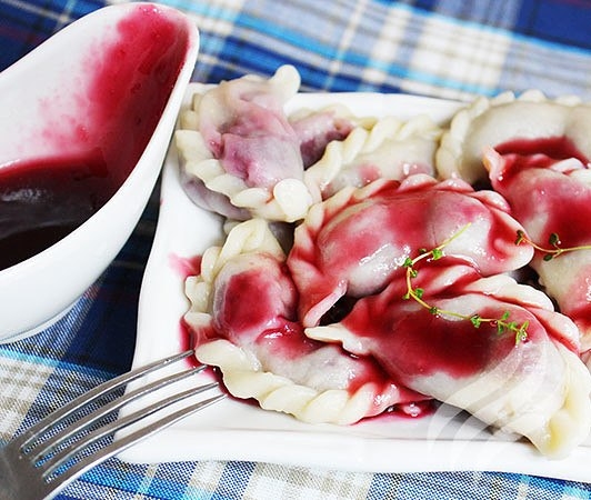 Замечательное блюдо с вишней – вареники. Зима - не повод отказаться от приготовления этого блюда – замороженные с лета ягоды отлично подойдут!