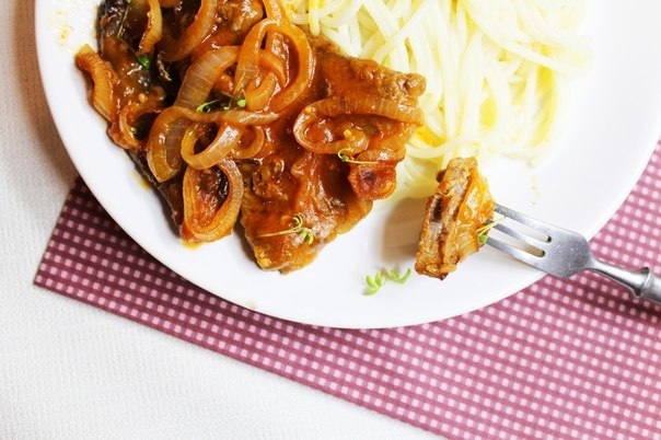 Мясо, запеченное с томатным соусом - получается очень вкусным, а оставшийся на дне формы соус можно использовать как подливу. Мясо, запеченное с томатным соусом - получается очень вкусным, а оставшийся на дне формы соус можно использовать как подливу.
