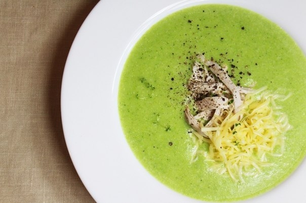 Чудесный крем - суп из брокколи с нежной куриной грудкой. Если кто-то из Вашей семьи недооценивал брокколи, то после этого супа нежно возлюбят этот замечательный продукт!