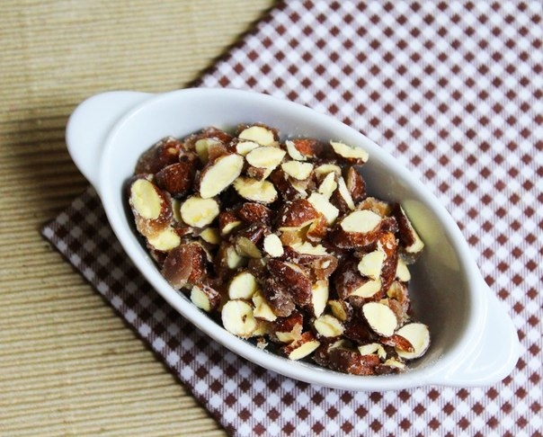 Рубленые карамелизированные орехи можно добавлять в выпечку, кремы, а так же использовать для украшения десертов. Приготовьте по нашему рецепту.