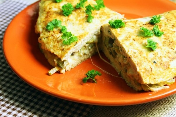 Куриное мясо, пикантность чеснока и соленого огурчика, ароматные грибы и плавленый сыр - необычная подача простых продуктов обрадует всю семью. Куриное мясо, пикантность чеснока и соленого огурчика, ароматные грибы и плавленый сыр - необычная подача простых продуктов обрадует всю семью.