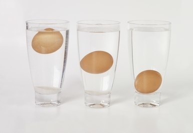 Если вы долгое время храните в холодильнике яйца, и вам трудно понять, годятся они в пищу или нет, то предлагаем воспользоваться простым способом, который достаточно точно укажет вам возраст яйца.
