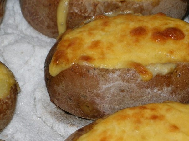 Фаршированный печеный картофель.