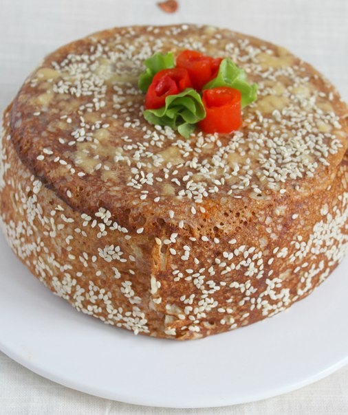 Блинно-мясной торт с соусом "Бешамель"