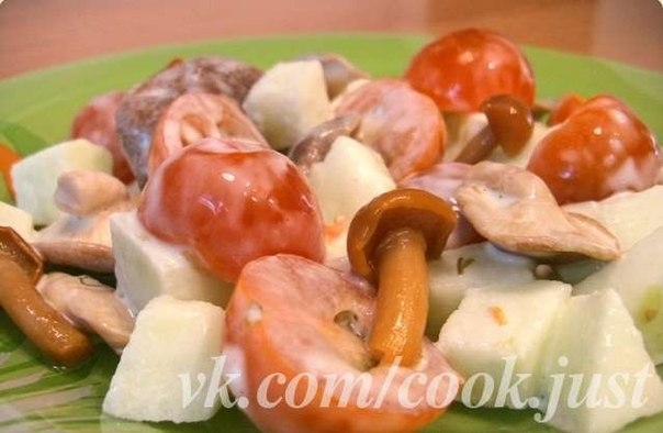 Салат с маринованными грибами и помидорами