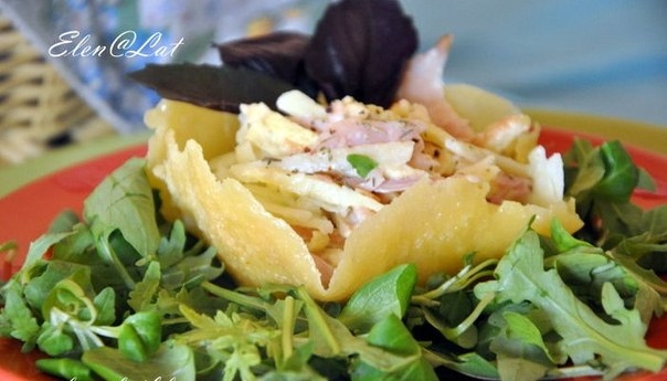 Итальянский салат с копченой курицей в сырной корзинке