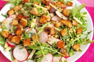 Весенний салат из редиса с гренками