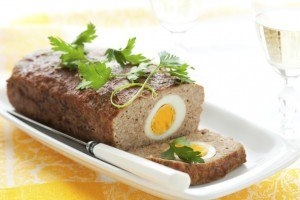 Пасхальный рецепт: Мясной рулет, фаршированный отварными яйцами