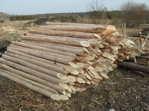 Как изготавливают собственноручно деревянные столбы.