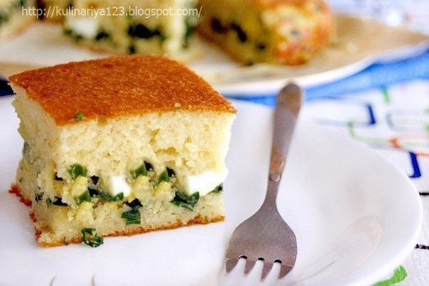 Быстрый заливной пирог с луком и яйцом