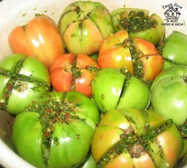 Маринованные помидоры зеленые фаршированные перцем и чесноком.