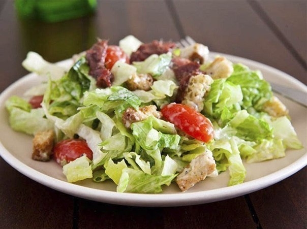 Правильный "Цезарь": любимый салат теперь ещё легче