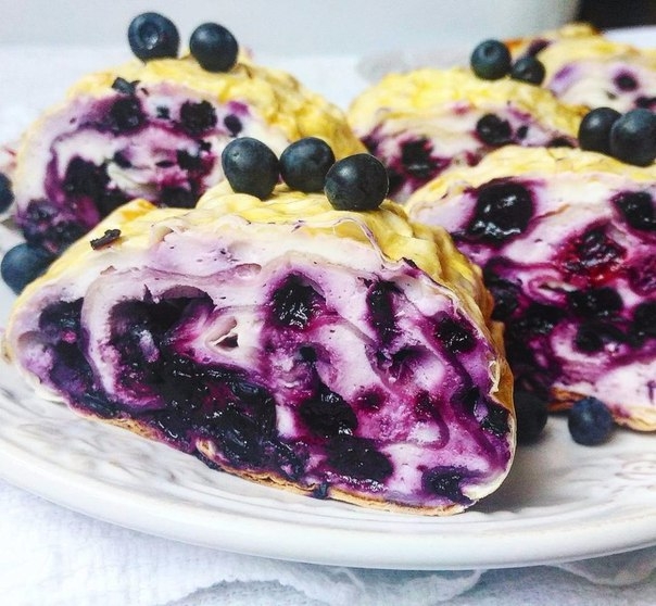 Творожно-ягодный рулет из лаваша