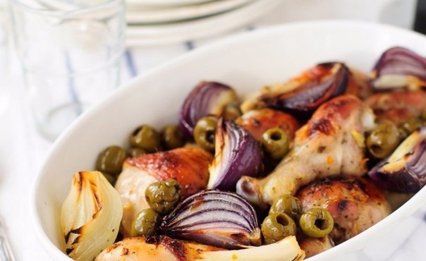 Курица с луком и оливками в цитрусовом маринаде