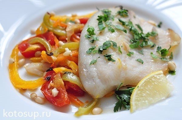 Рыба с овощами и кедровыми орешками в духовке