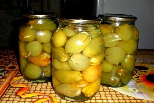 Маринованные зеленые помидоры.
