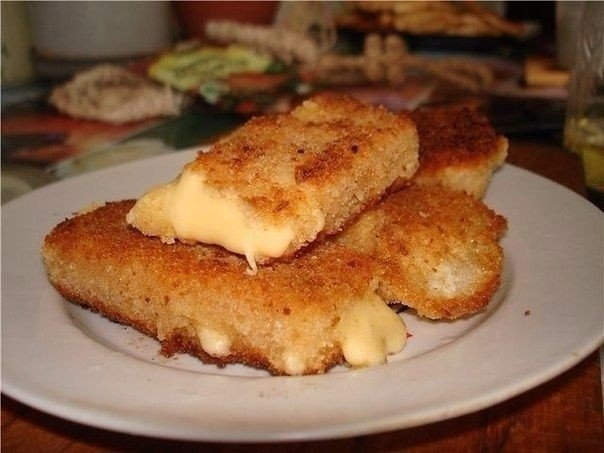 Жареный сыр по-чешски в панировке.
