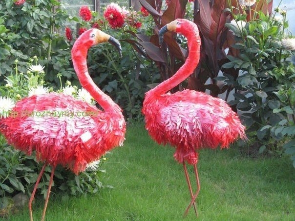 Фламинго из остатков парниковой плёнки на дачу