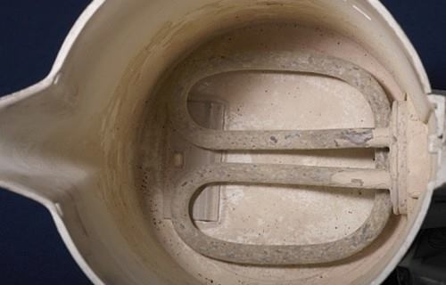 Для удаления накипи с посуды используют щелочи или кислоты. Щелочи не действуют на металл, за исключ