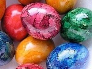 Как оригинально и красиво покрасить яйца.