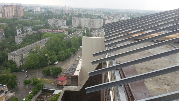 При устройстве кровель промышленных или многоэтажных строений оптимальным вариантом являются металли
