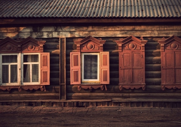 Деревянные ставни на окна можно встретить чаще всего. Дерево &mdash; экологичный, долговечный материал, ус