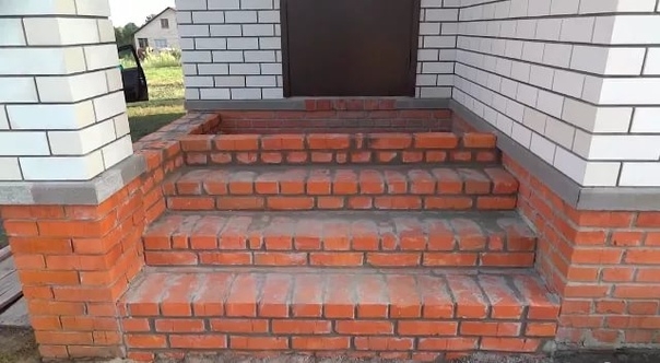 Крыльцо из кирпича.
