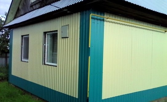 Обшивка дома металлическим сайдингом проста: можно сделать своими руками даже без особого строительн
