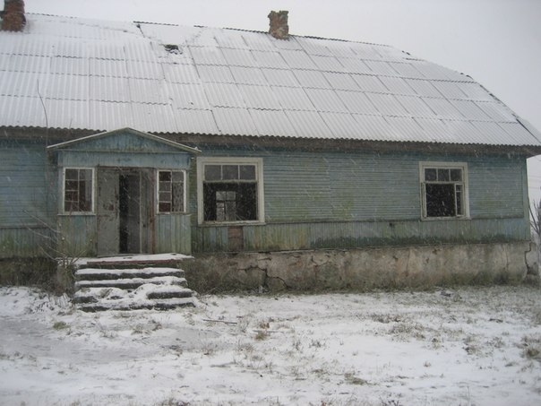 Дом был очень старый, весь прогнивший, плакали, но покупали недорого. Пришлось большими автомобильны