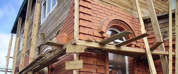 Когда лучше всего облицовывать брусовый дом?