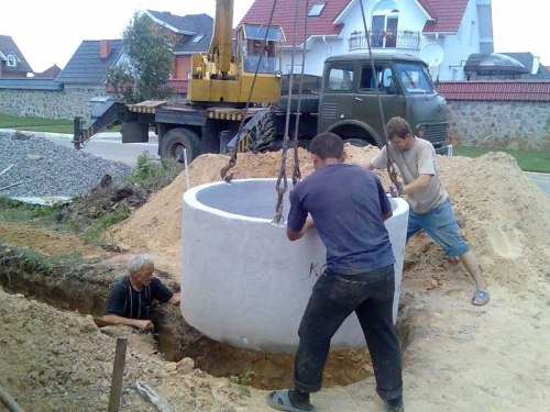 Строительство выгребной ямы из бетонных колец