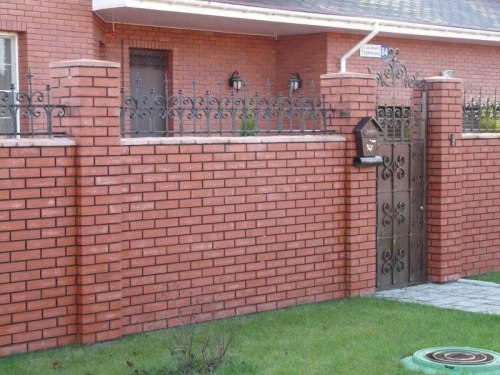 Достоинства кирпичного забора