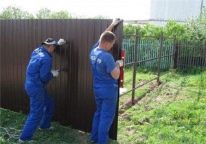 Как установить забор из профнастила своими руками?