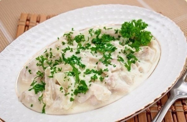Рыба, тушенная с луком и сметаной. Рыба, тушенная с луком и сметаной.