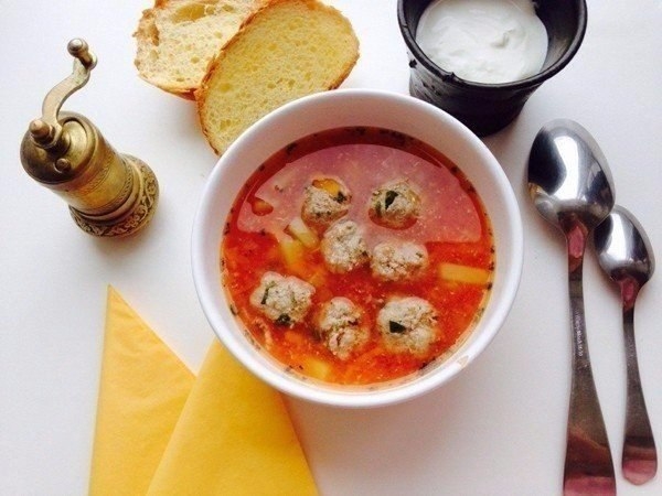 Суп с фрикадельками и томатным соком