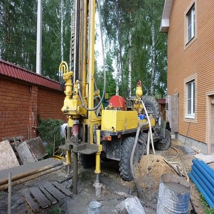 Как провести воду из скважины до коттеджа?