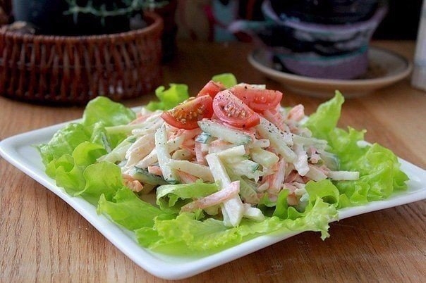 Салат из огурцов,моркови и яблока Салат из огурцов,моркови и яблока