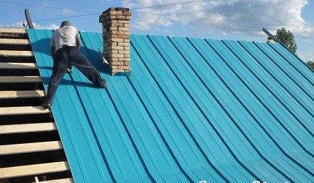 Как правильно крепить профнастил на крышу &mdash; пошаговая инструкция