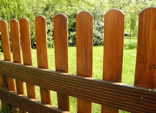 Какими красками нужно красить деревянный забор