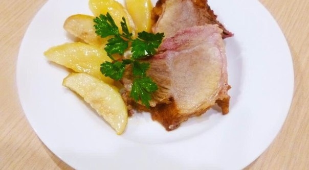 Свинина печеная с яблоками Свинина печеная с яблоками