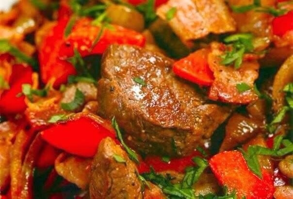 Мясо тушеное с шампиньонами и сладким перцем. Мясо тушеное с шампиньонами и сладким перцем.