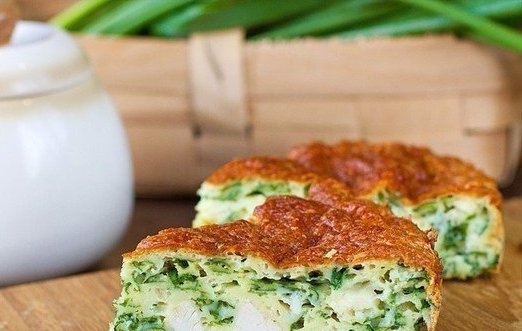 Безумно вкусно-нежный пирог с зеленым луком, курицей и сырной корочкой