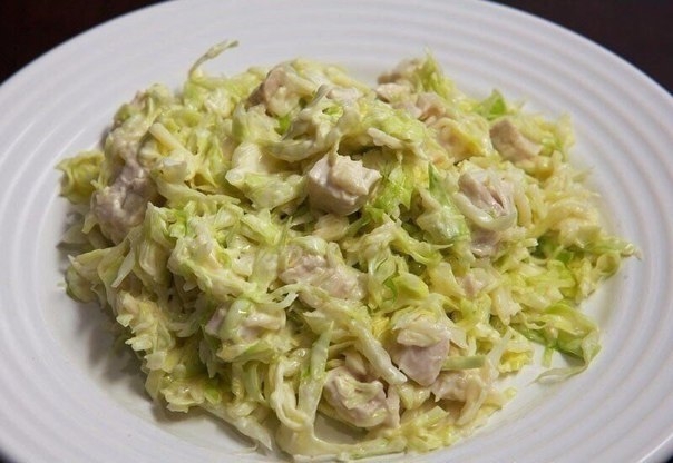 Салат "Свежесть" с капустой и курицей Салат "Свежесть" с капустой и курицей