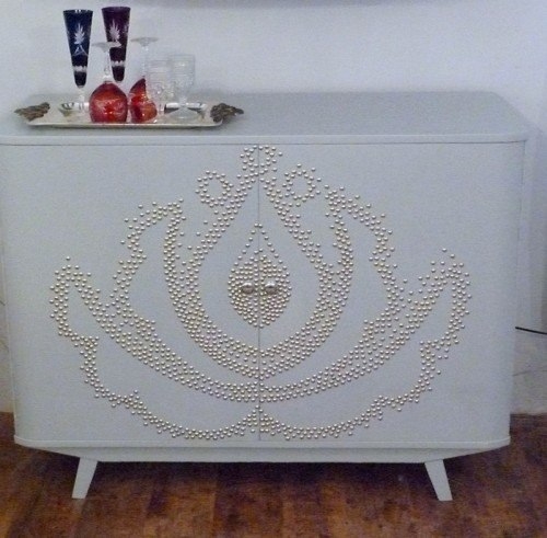 ДЕКОРИРОВАНИЕ КОМОДА ДЕКОРАТИВНЫМИ ГВОЗДЯМИ.
