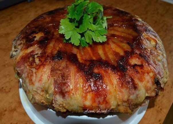 Невероятно вкусный трех-слойный пирог, в беконе! Приятных вам выходных!