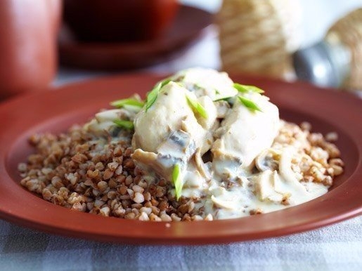 Куриное филе с гречкой в сметанном соусе Куриное филе с гречкой в сметанном соусе