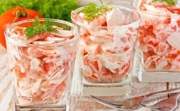 Очень легкий, быстрый и вкусный салат с крабовыми палочками, помидорами и чесноком